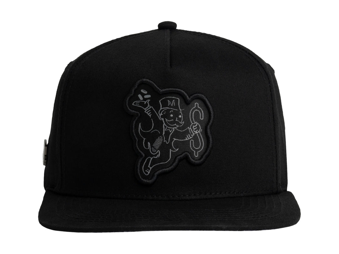Gorra snapback color negro con bordado frontal y detalle lateral en gris de la marca JC HATS.