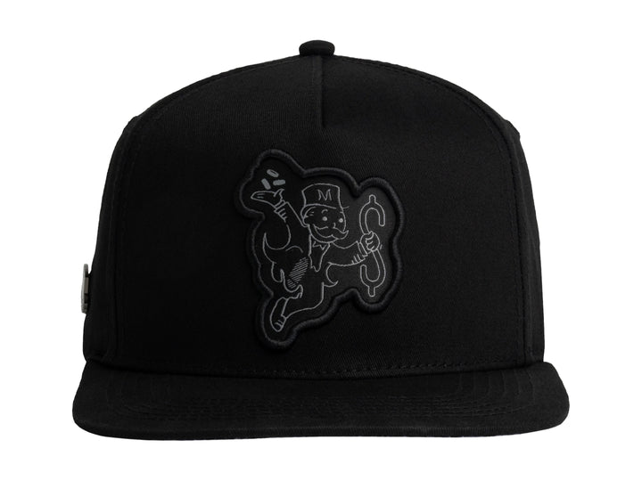 Gorra snapback color negro con bordado frontal y detalle lateral en gris de la marca JC HATS.