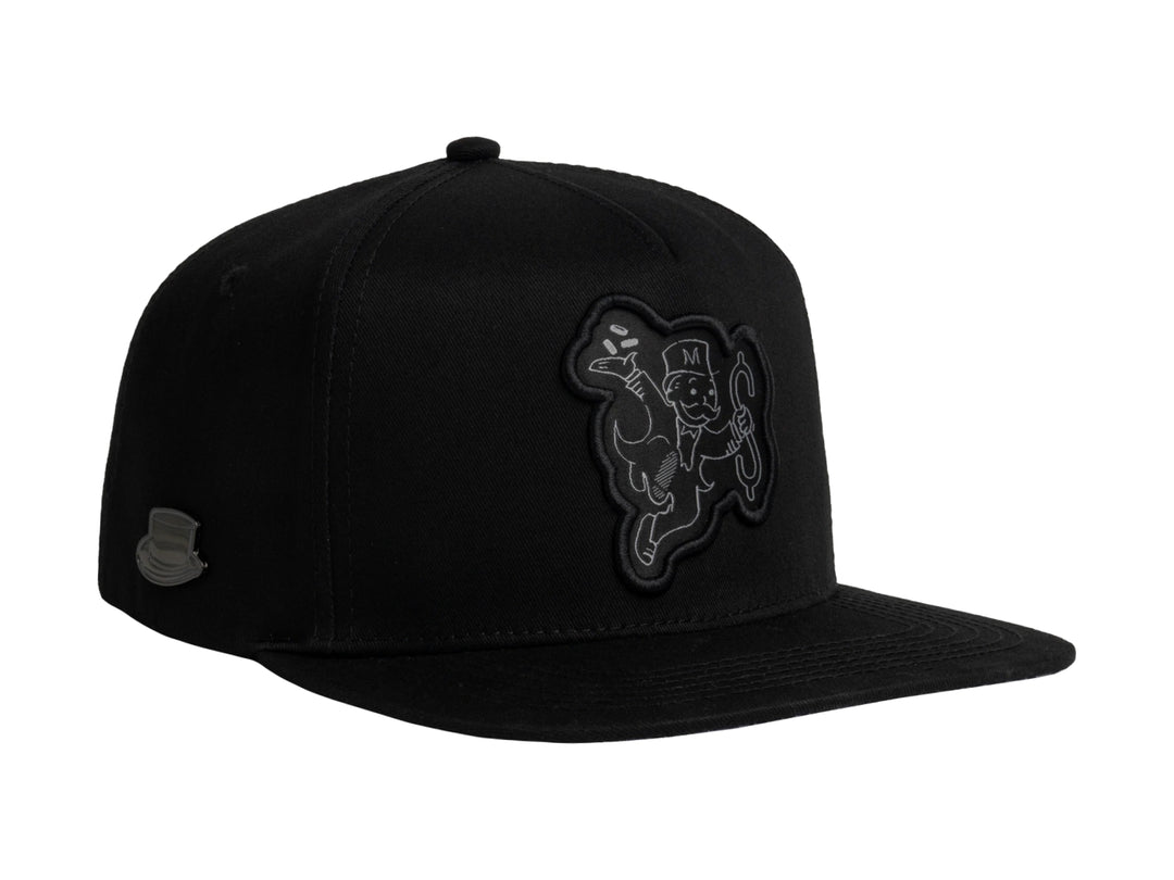 Gorra snapback color negro con bordado frontal y detalle lateral en gris de la marca JC HATS.