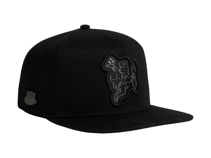 Gorra snapback color negro con bordado frontal y detalle lateral en gris de la marca JC HATS.
