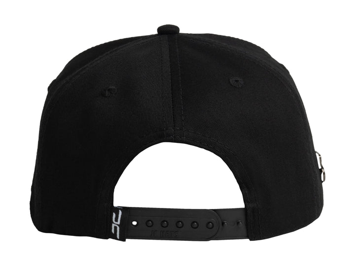 Gorra snapback color negro con bordado frontal y detalle lateral en gris de la marca JC HATS.