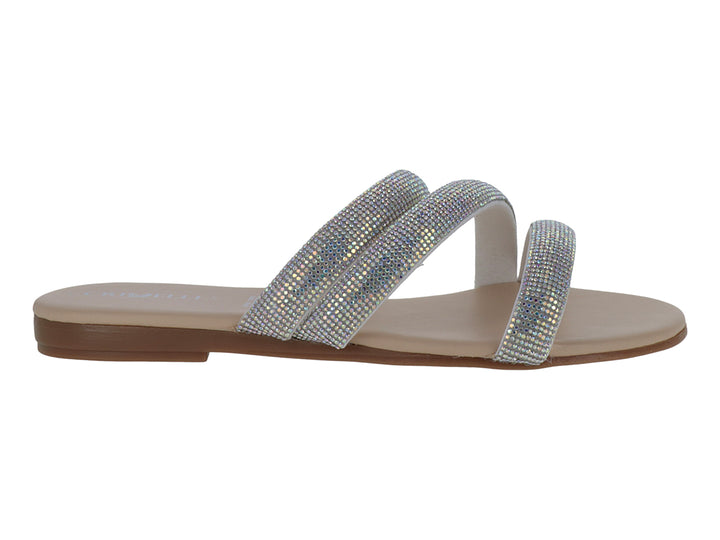 Sandalia plana color plata con tiras brillantes y suela beige.
