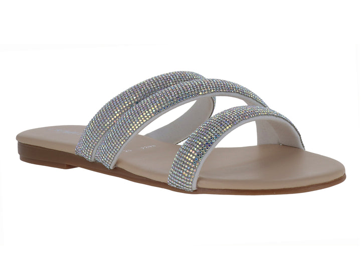 Sandalia plana color plata con tiras brillantes y suela beige.