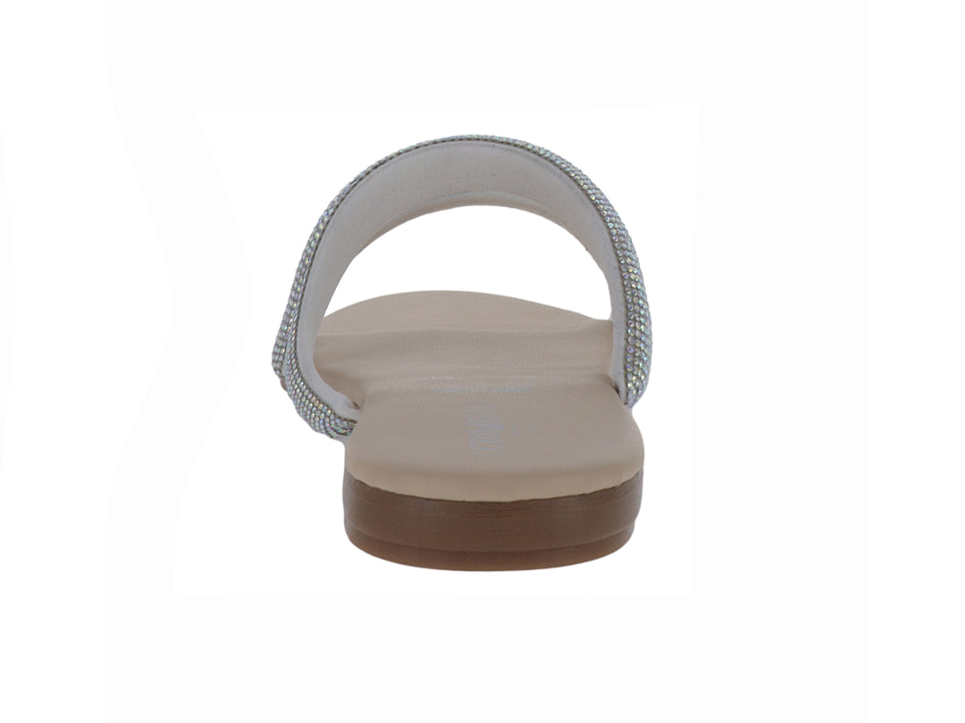 Sandalia plana color plata con tiras brillantes y suela beige.