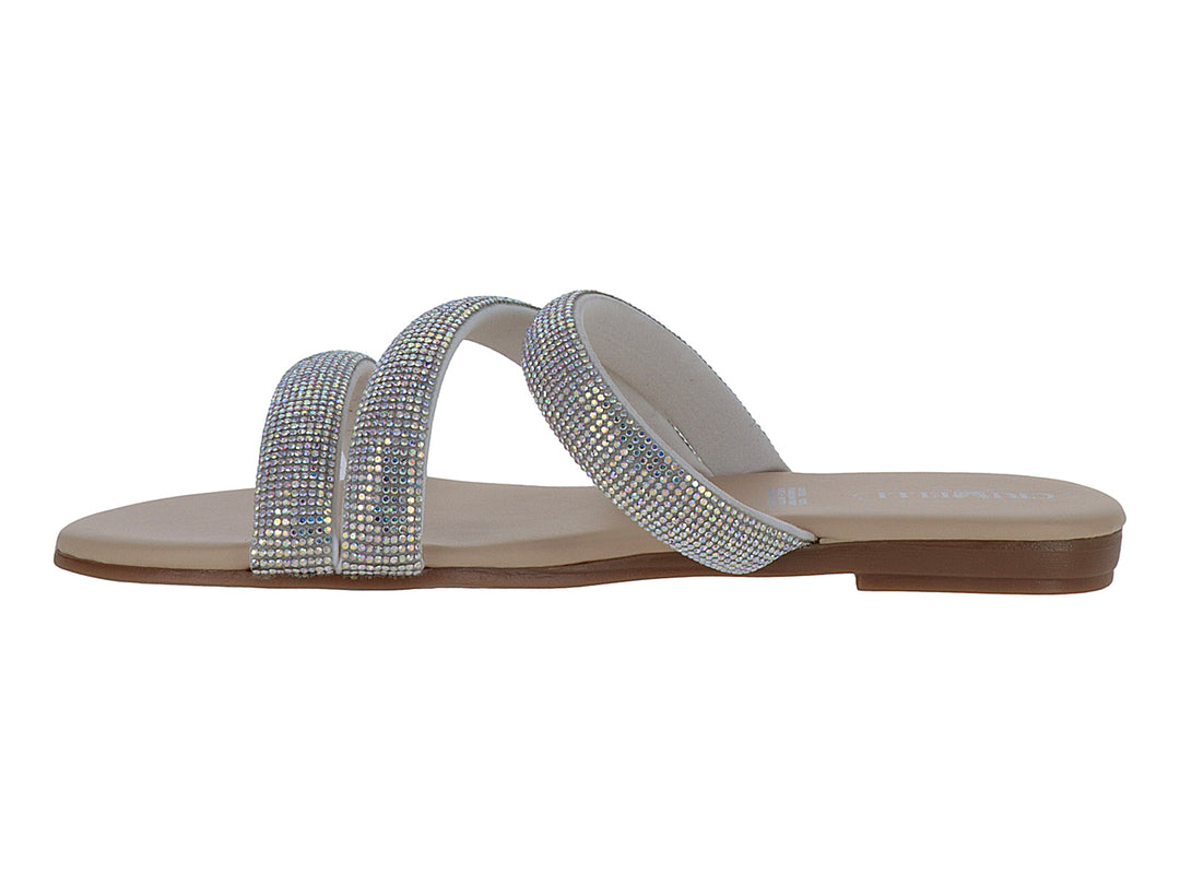 Sandalia plana color plata con tiras brillantes y suela beige.
