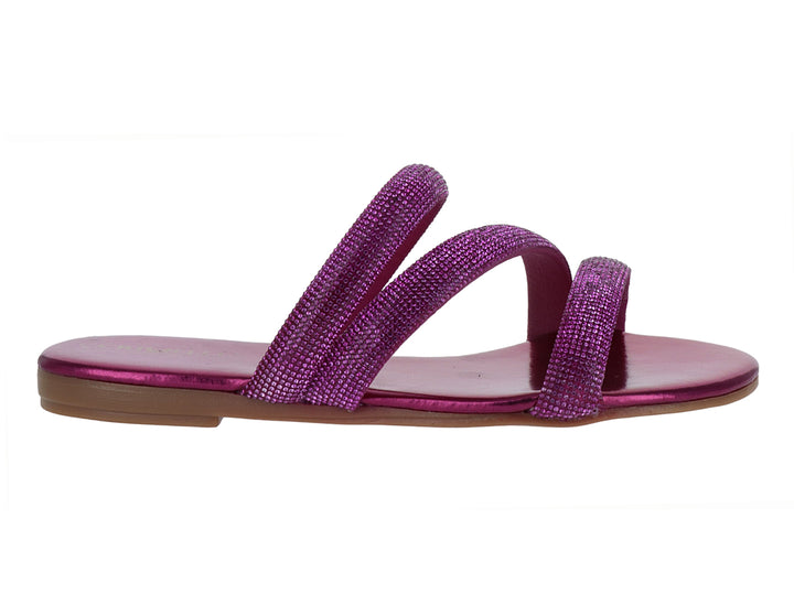 Sandalias planas color fucsia con tiras brillantes cruzadas.