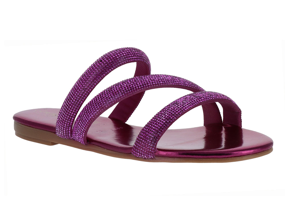Sandalias planas color fucsia con tiras brillantes cruzadas.