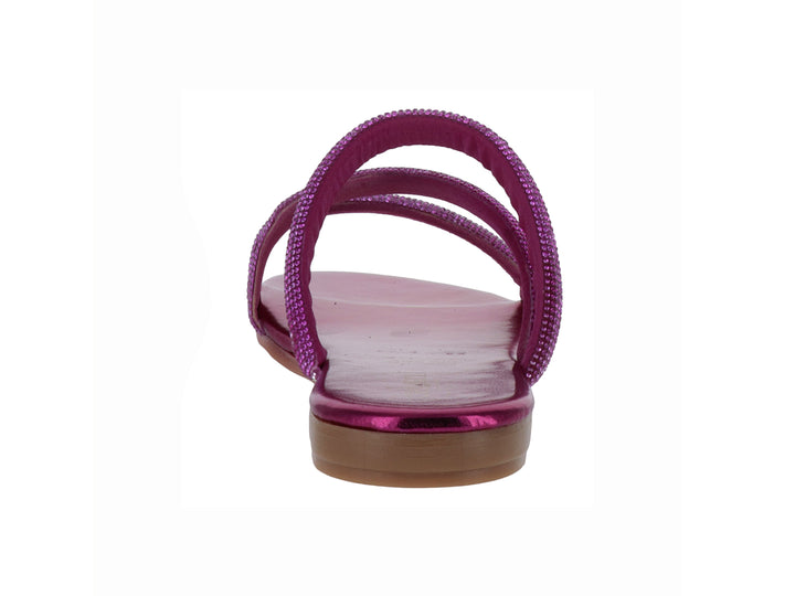 Sandalias planas color fucsia con tiras brillantes cruzadas.