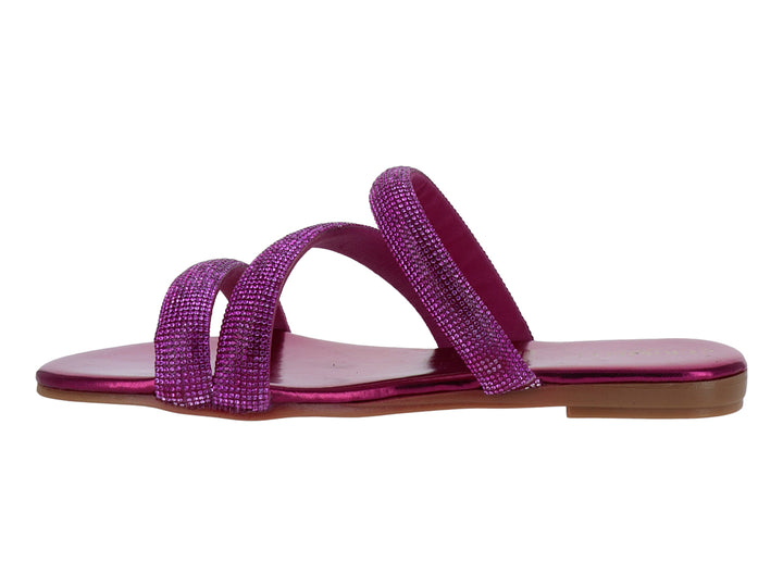 Sandalias planas color fucsia con tiras brillantes cruzadas.
