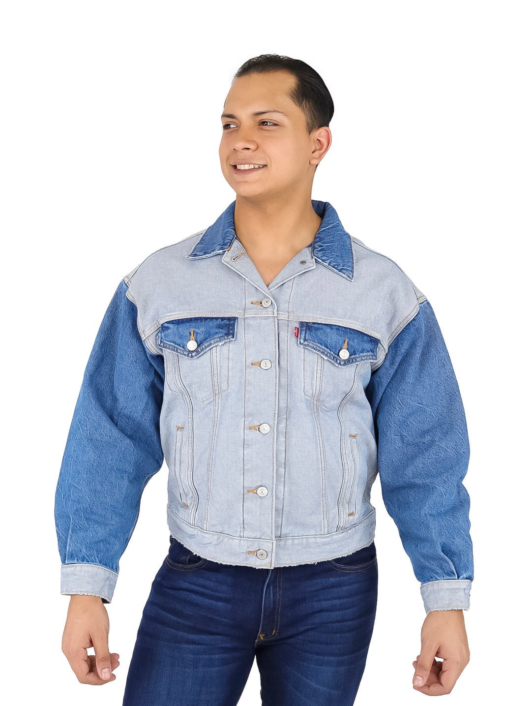 Hombre vistiendo chaqueta de mezclilla bicolor en tonos gris piedra y azul.