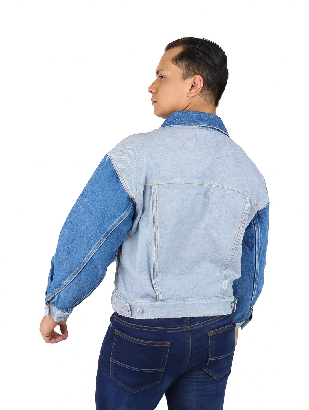 Hombre vistiendo chaqueta de mezclilla bicolor en tonos gris piedra y azul.