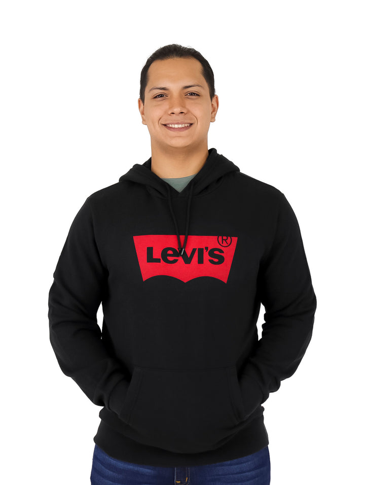 Hombre vistiendo sudadera con capucha color negro con logotipo rojo de Levi&