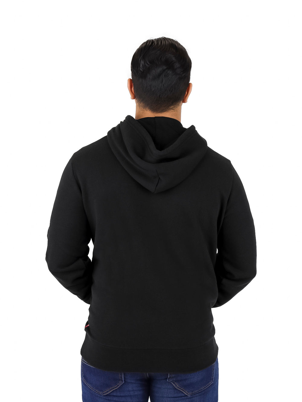 Hombre vistiendo sudadera con capucha color negro con logotipo rojo de Levi's en el pecho.