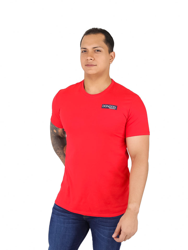 Hombre vistiendo una camiseta de manga corta color rojo con un pequeño logo en el pecho.