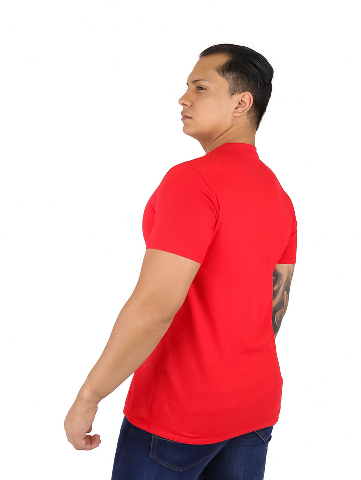Hombre vistiendo una camiseta de manga corta color rojo con un pequeño logo en el pecho.