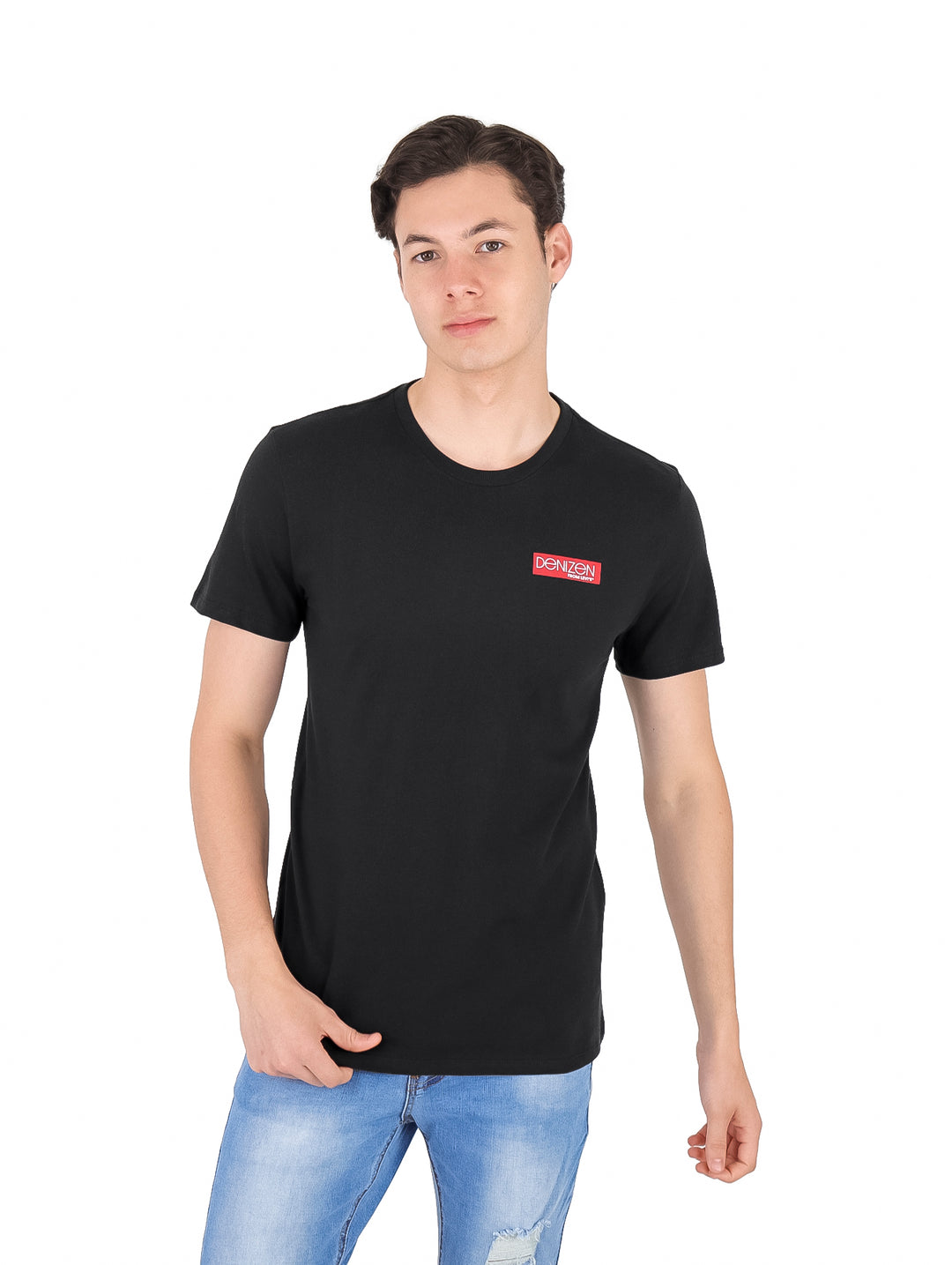 Hombre vistiendo una camiseta de manga corta color negro con un pequeño detalle gráfico en el pecho.