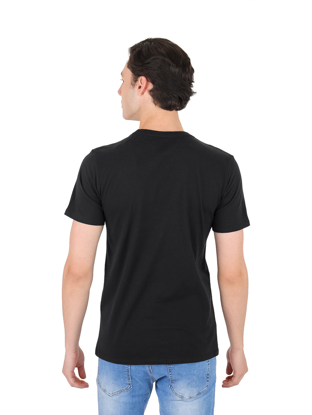 Hombre vistiendo una camiseta de manga corta color negro con un pequeño detalle gráfico en el pecho.