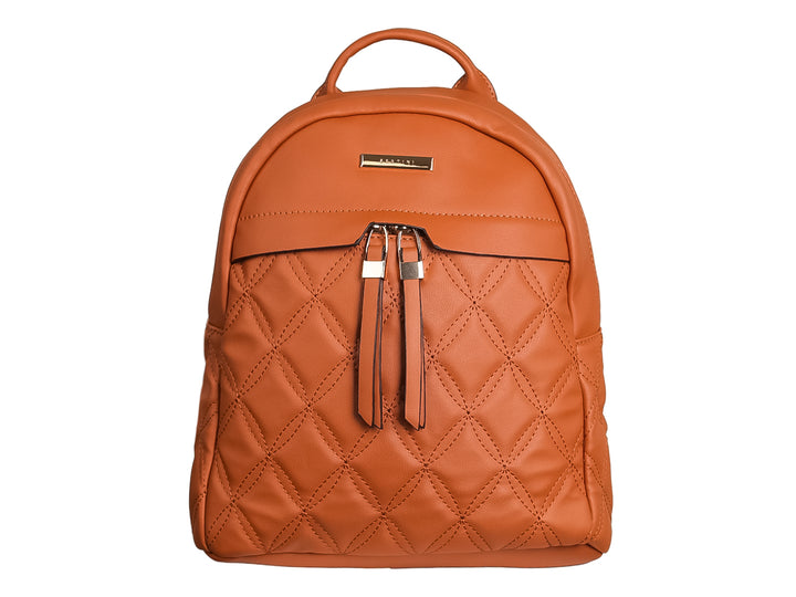Mochila color marrón con diseño acolchado en forma de diamante y detalles metálicos plateados.
