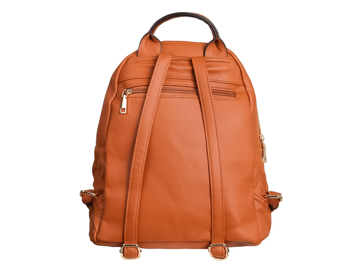 Mochila color marrón con diseño acolchado en forma de diamante y detalles metálicos plateados.