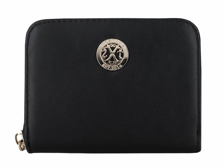 Monedero negro de material sintético con logo circular metálico en la parte superior y cierre lateral.