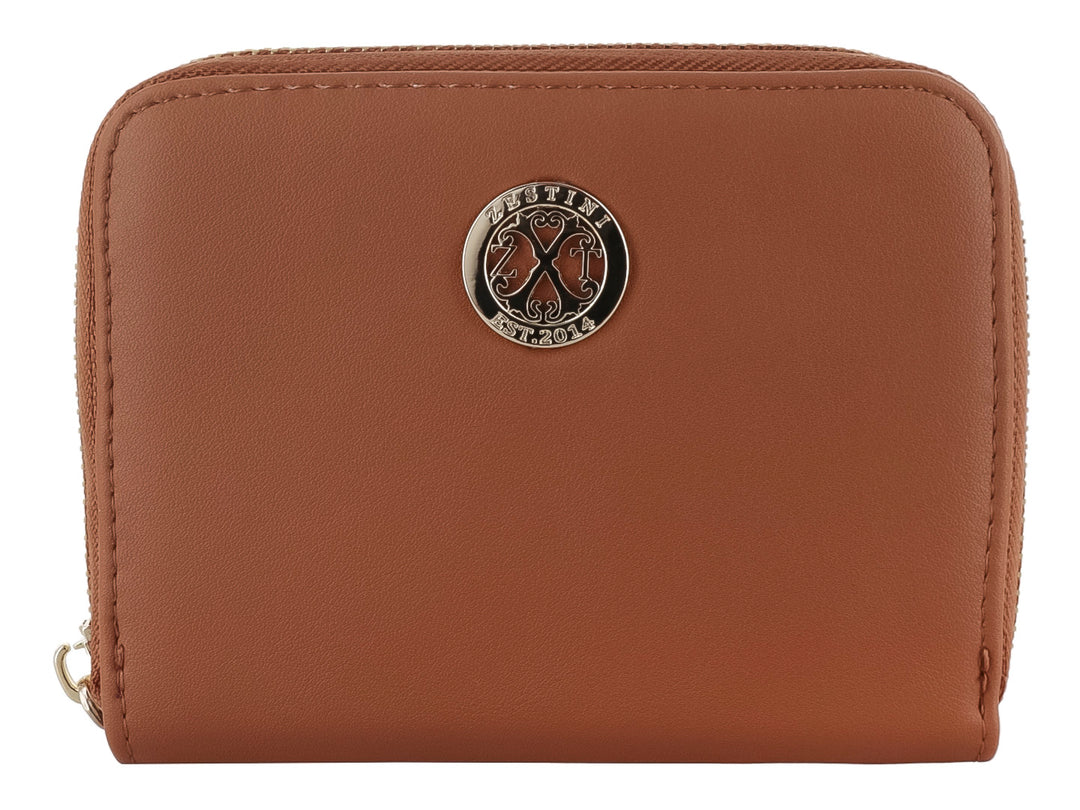 Monedero color marrón de material sintético con cierre perimetral y logo circular metálico al frente.