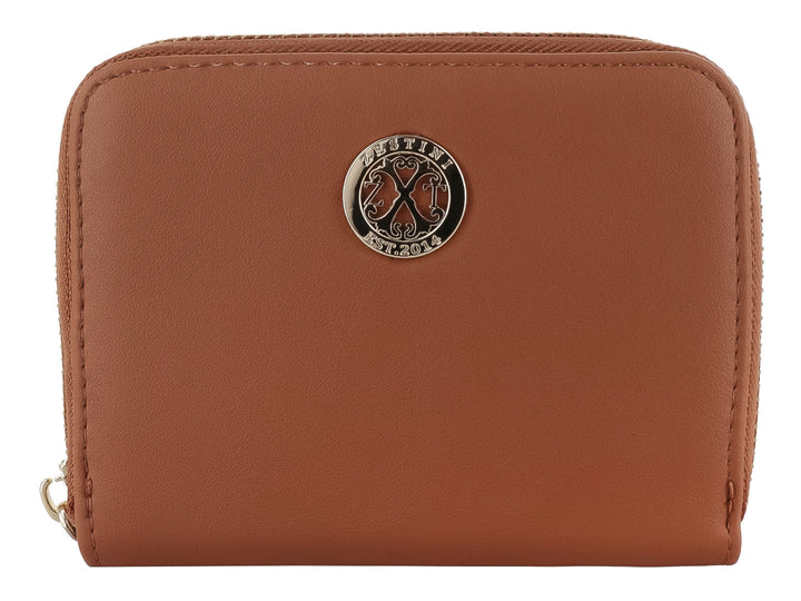 Monedero color marrón de material sintético con cierre perimetral y logo circular metálico al frente.