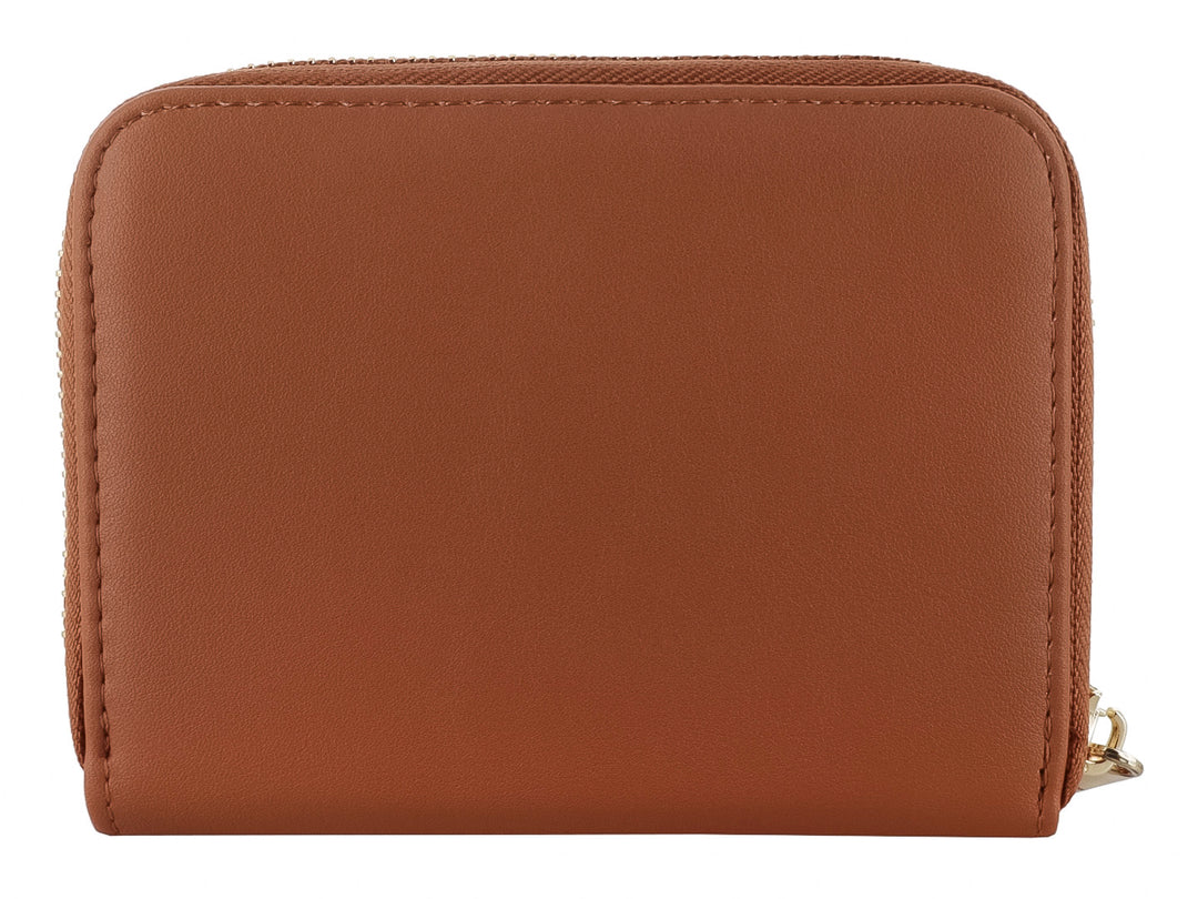 Monedero color marrón de material sintético con cierre perimetral y logo circular metálico al frente.