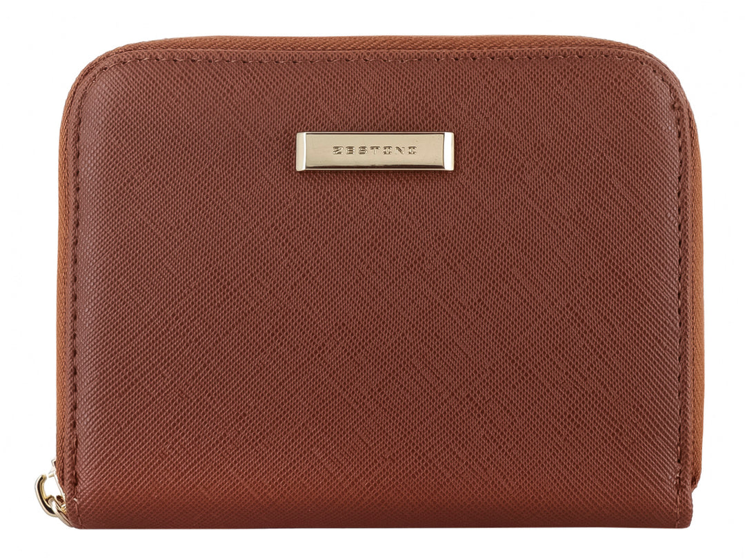 Monedero marrón de material sintético texturizado con cierre y placa metálica decorativa frontal.