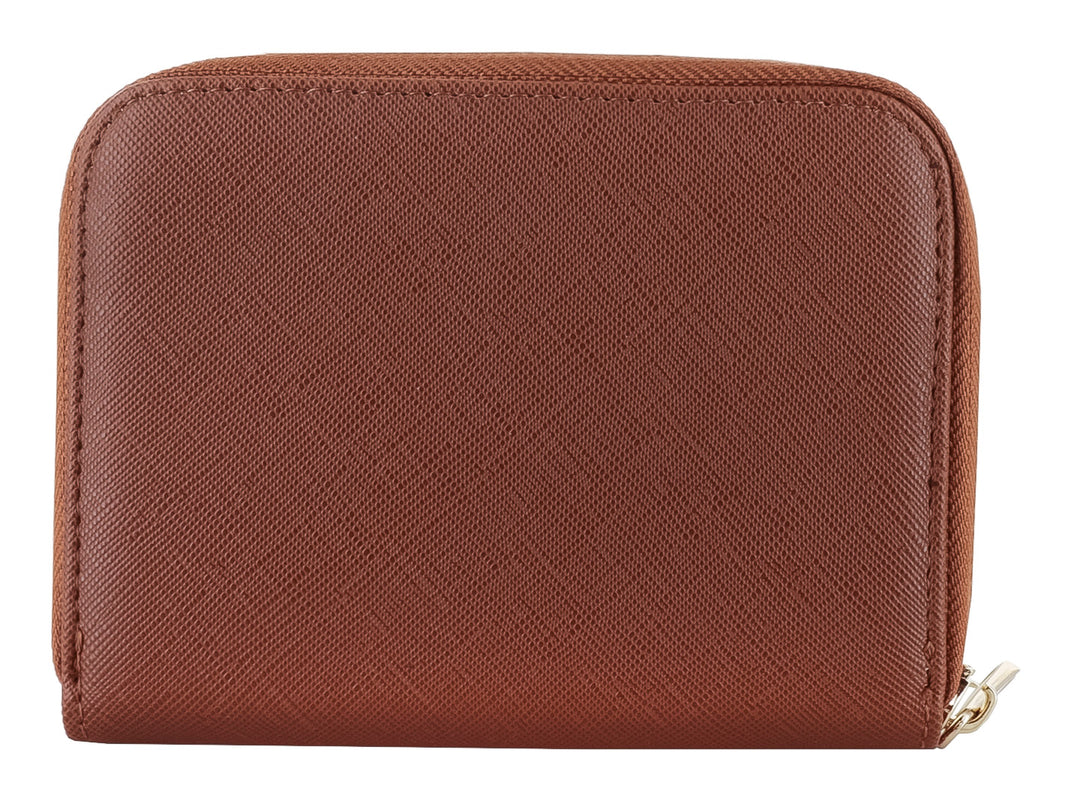Monedero marrón de material sintético texturizado con cierre y placa metálica decorativa frontal.