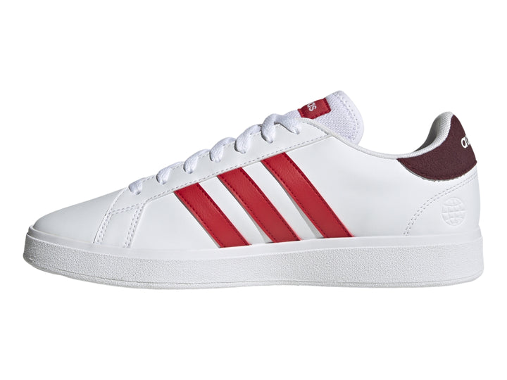 Tenis Adidas blancos con tres franjas rojas laterales y detalle en el talón en color rojo oscuro.