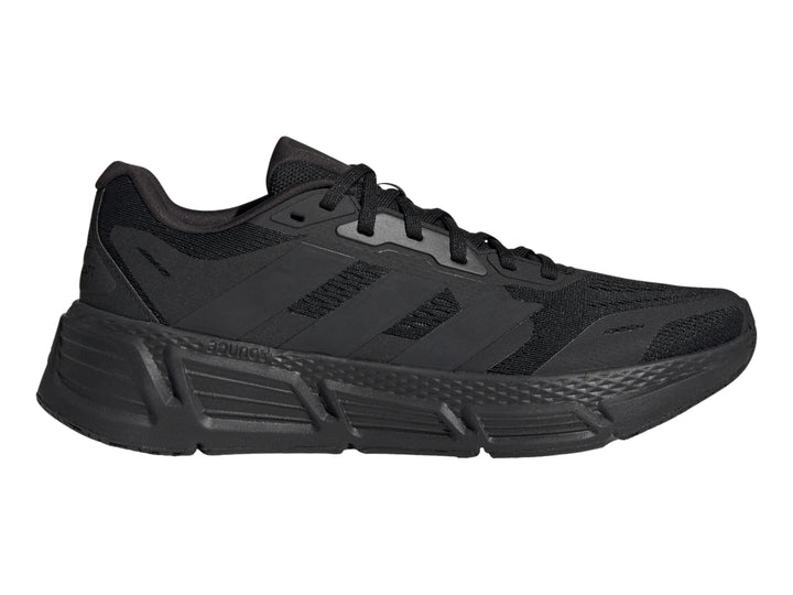 Tenis deportivos Adidas Questar 2 en color negro total con suela robusta y malla transpirable.