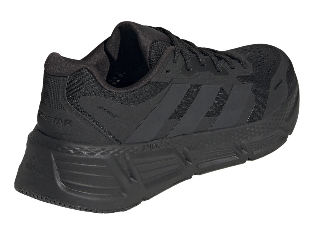 Tenis deportivos Adidas Questar 2 en color negro total con suela robusta y malla transpirable.