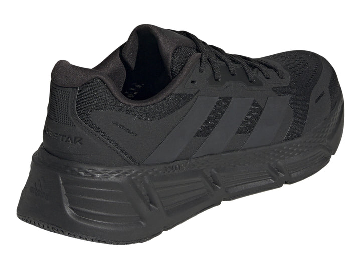 Tenis deportivos Adidas Questar 2 en color negro total con suela robusta y malla transpirable.