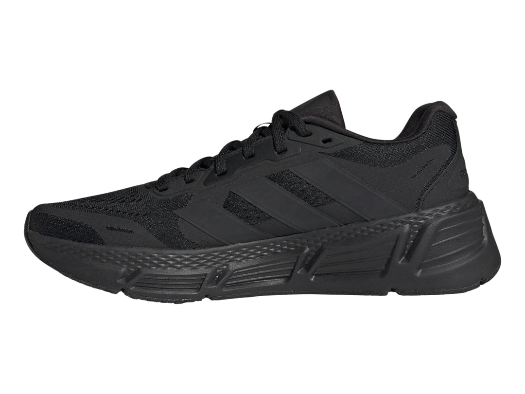 Tenis deportivos Adidas Questar 2 en color negro total con suela robusta y malla transpirable.