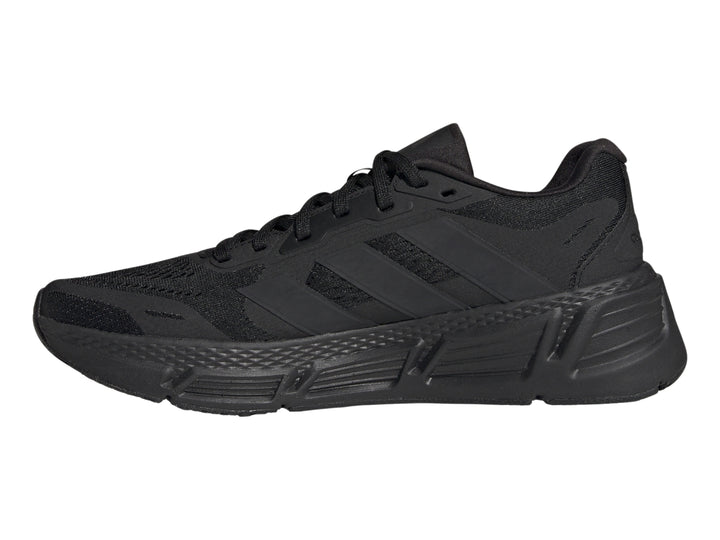 Tenis deportivos Adidas Questar 2 en color negro total con suela robusta y malla transpirable.
