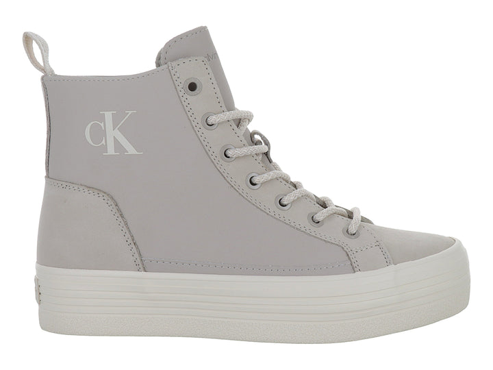 Tenis de bota color beige con suela de plataforma blanca de la marca Calvin Klein.