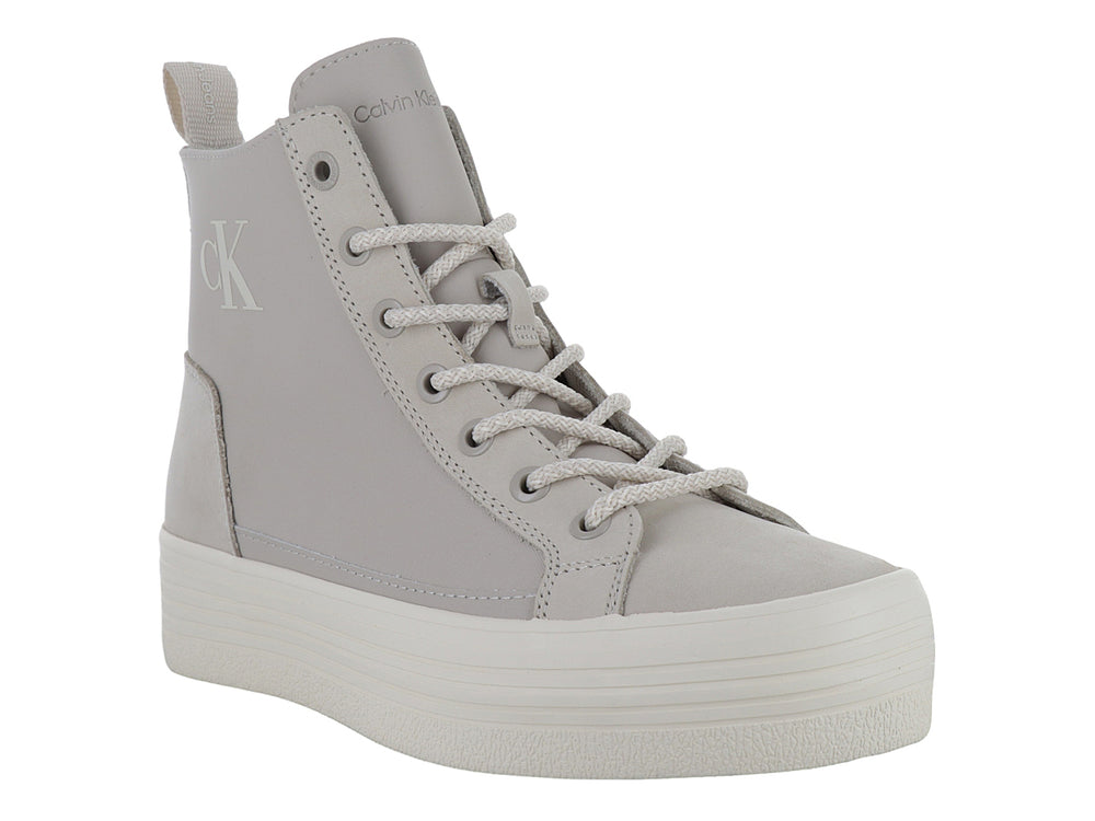 Tenis de bota color beige con suela de plataforma blanca de la marca Calvin Klein.