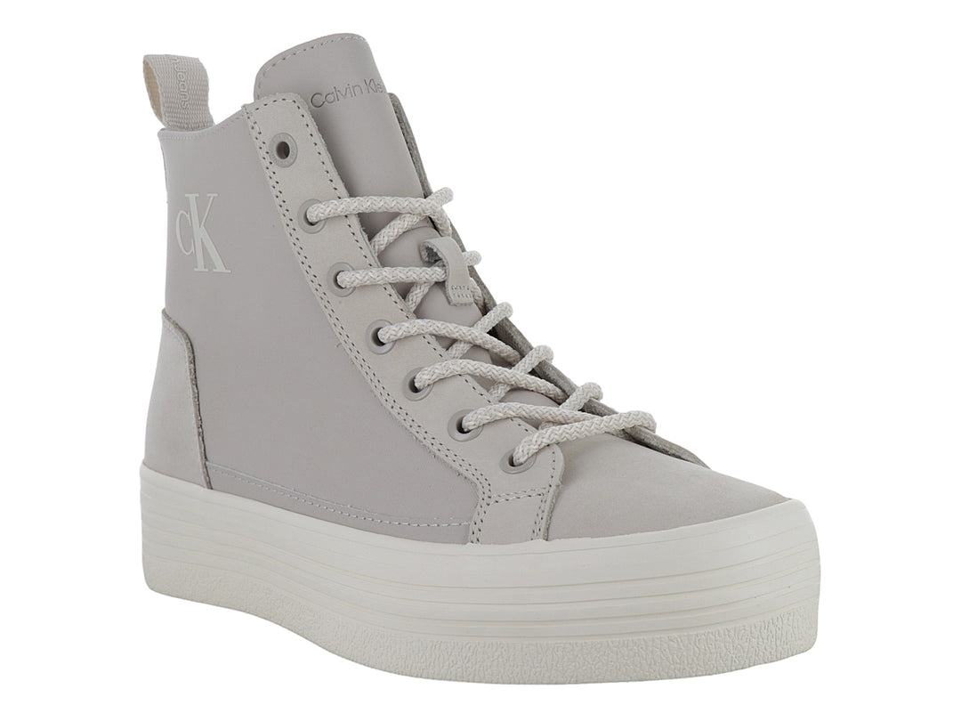 Tenis de bota color beige con suela de plataforma blanca de la marca Calvin Klein.