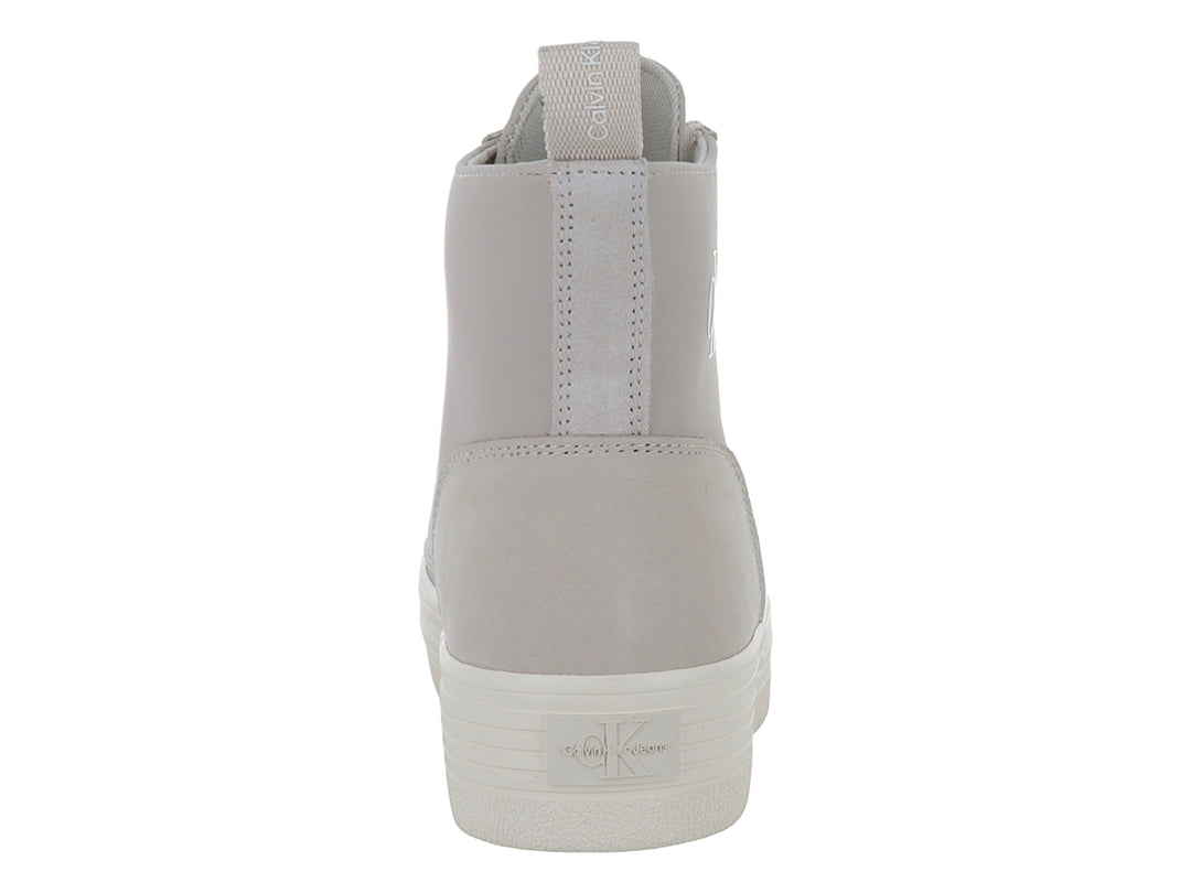 Tenis de bota color beige con suela de plataforma blanca de la marca Calvin Klein.