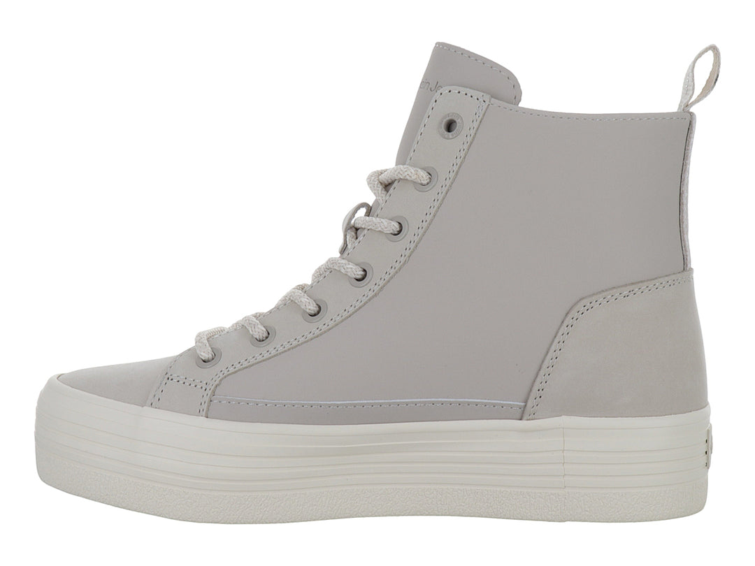 Tenis de bota color beige con suela de plataforma blanca de la marca Calvin Klein.