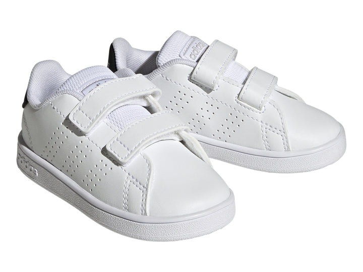 Tenis Adidas Advantage CF I en color blanco con detalles negros y cierre de velcro para niños.