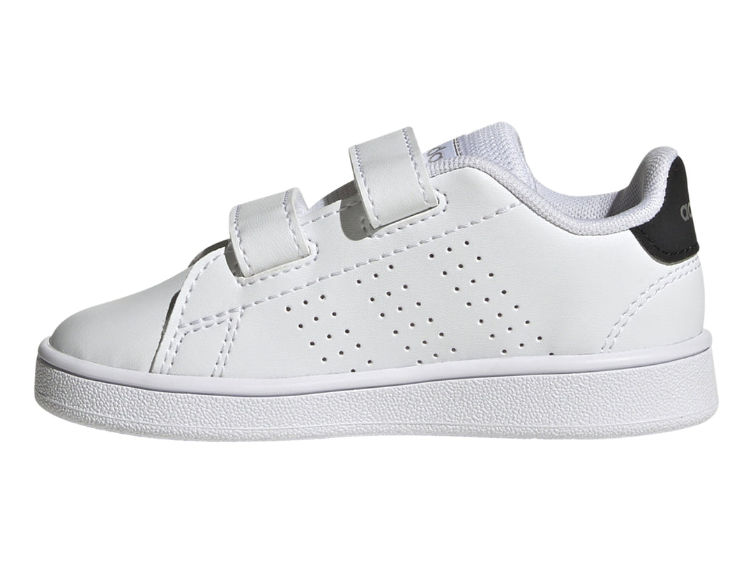 Tenis Adidas Advantage CF I en color blanco con detalles negros y cierre de velcro para niños.