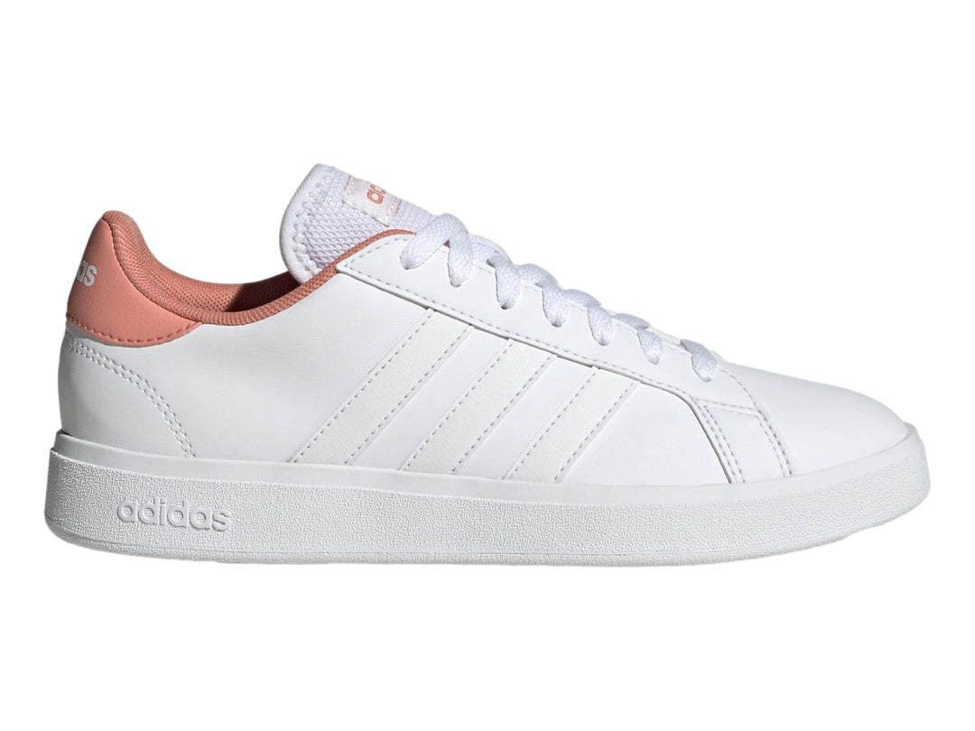 Tenis Adidas Grand Court Base 2.0 en color blanco con detalles en tono Wonder Clay en el talón y lengüeta.