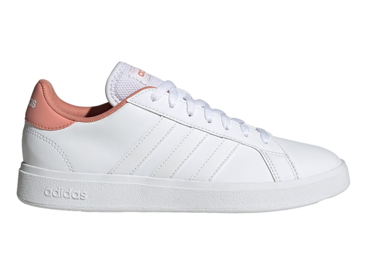 Tenis Adidas Grand Court Base 2.0 en color blanco con detalles en tono Wonder Clay en el talón y lengüeta.