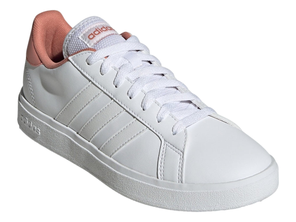 Tenis Adidas Grand Court Base 2.0 en color blanco con detalles en tono Wonder Clay en el talón y lengüeta.