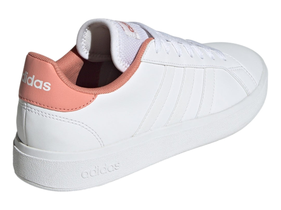 Tenis Adidas Grand Court Base 2.0 en color blanco con detalles en tono Wonder Clay en el talón y lengüeta.