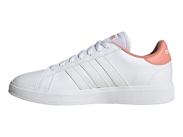 Tenis Adidas Grand Court Base 2.0 en color blanco con detalles en tono Wonder Clay en el talón y lengüeta.