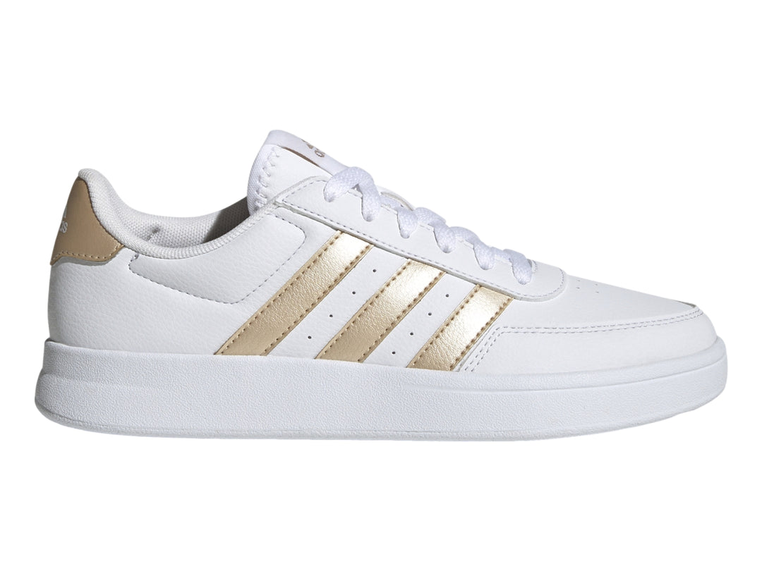 Tenis Adidas blancos con franjas laterales y detalle en el talón en color dorado.