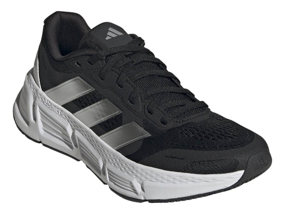 Tenis deportivos Adidas Questar 2 en color negro con suela blanca y tres franjas plateadas laterales.