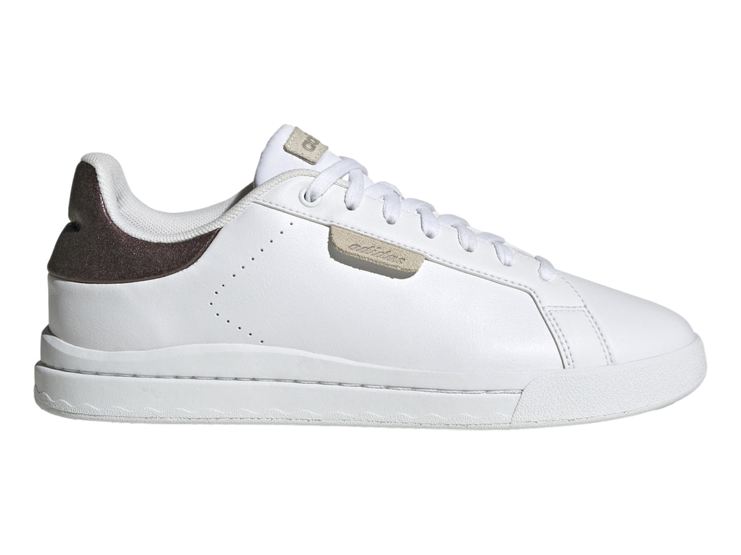 Tenis Adidas Met Court Silk en color blanco con detalles en champagne y talón marrón.